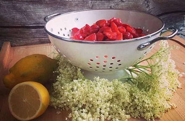 Aardbeienjam met vlierbloesem