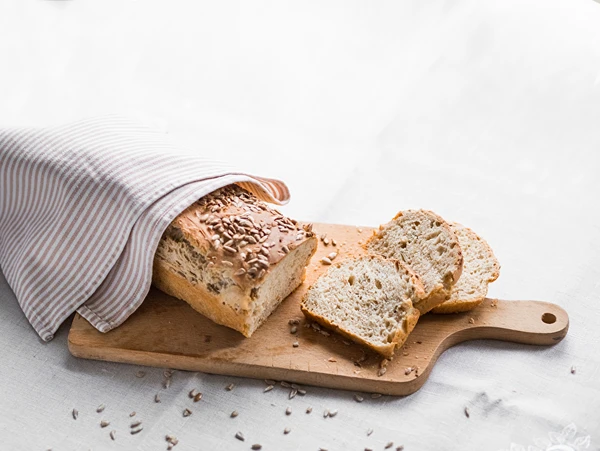 Brood op roggezuurdesem met zaden