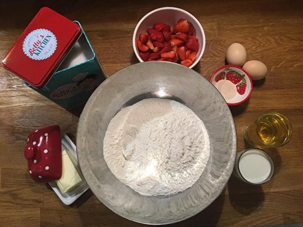 Gistcake zonder kneden met aardbeien