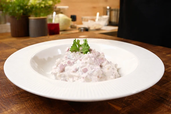 Haring met gefermenteerde pruimen en appel