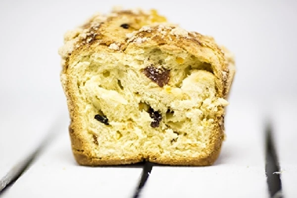 Huisgemaakte gistcake met kruimels
