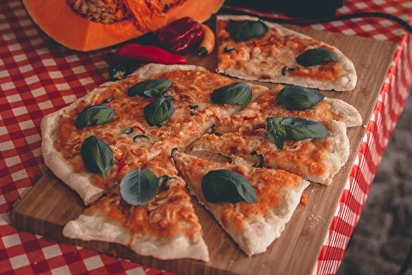 Huisgemaakte pizza met pompoensaus