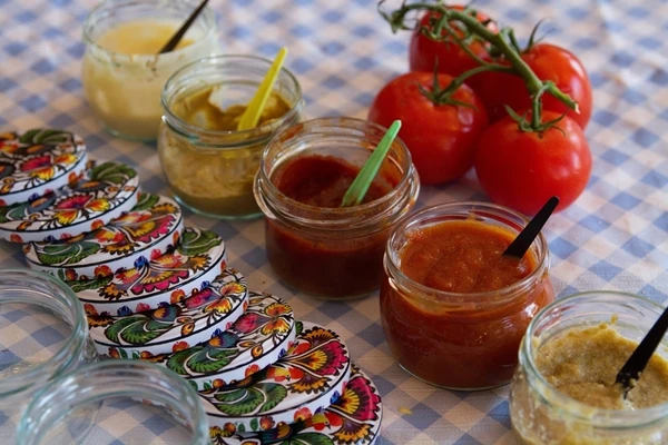 Huisgemaakte sauzen: ketchup, mayonaise en mosterd