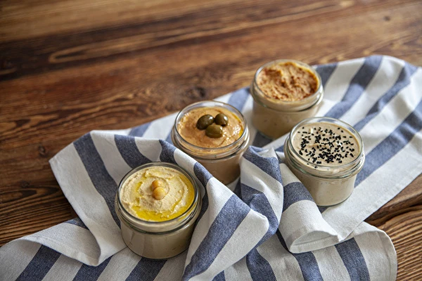 Hummus in verschillende smaakvarianten