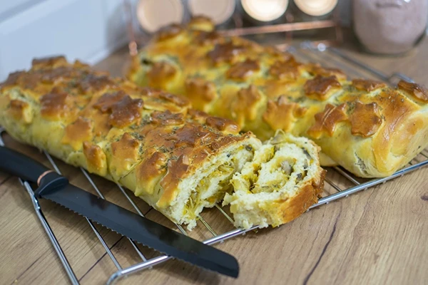 Kulebiak van gistdeeg met kool en champignons
