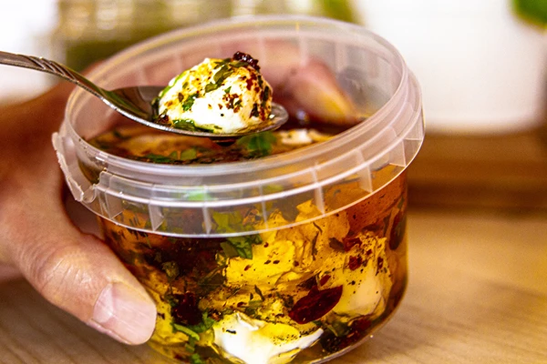 Yoghurtballetjes in olijfolie met kruiden en specerijen
