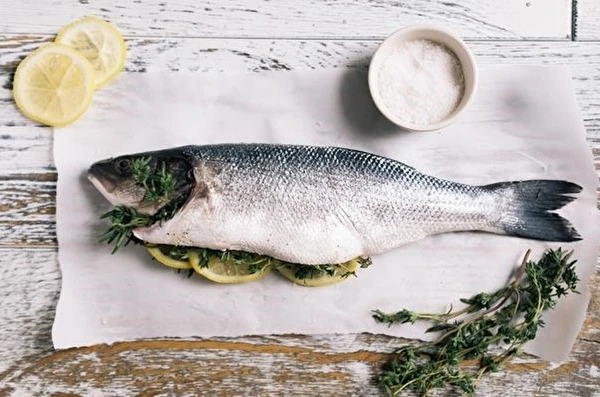 Zelfgemaakte gerookte forel in dillepekel
