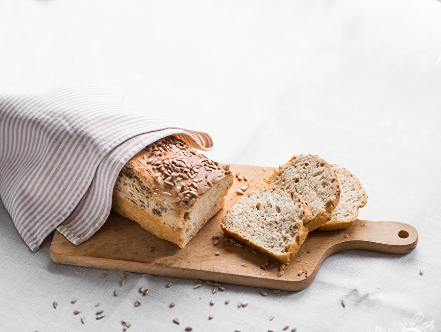 Brood op roggezuurdesem met zaden