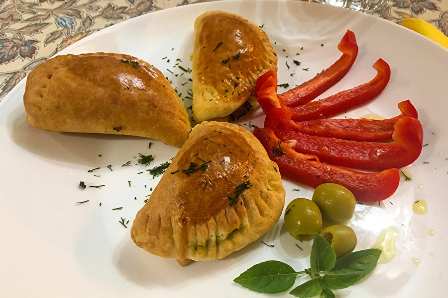 Gebakken pierogi met spinazie