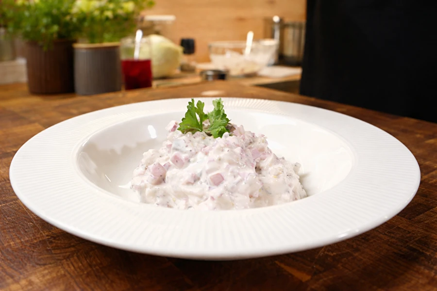 Haring met gefermenteerde pruimen en appel