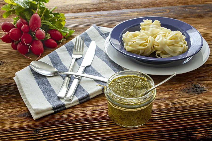 Pesto van radijsbladeren